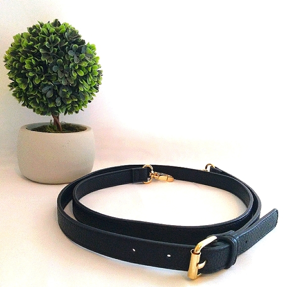 🎁 NWOT Nanette Lapore Black Crossbody Strap with Stunning Gold Hardware - Picture 2 of 10